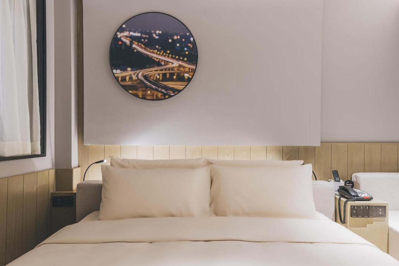 Hotel Atour X Hotel The Bund East Nanjing Road 4*